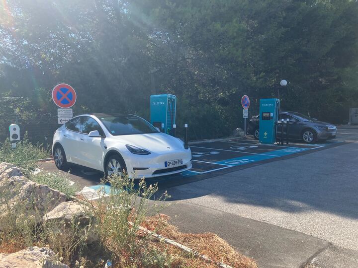 Foto 2 di Electra Charging Station