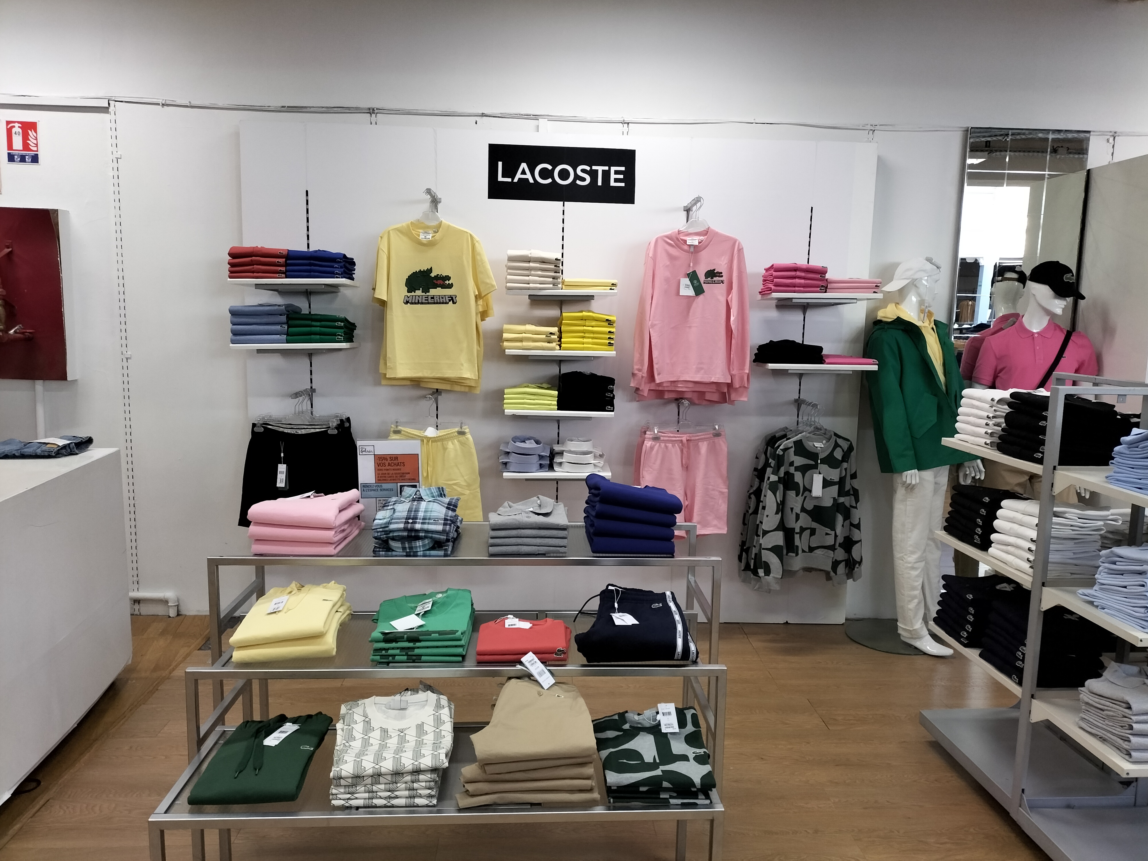 Foto 2 di Lacoste