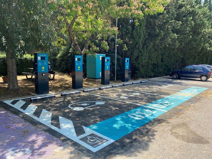 Foto 1 di Electra Charging Station