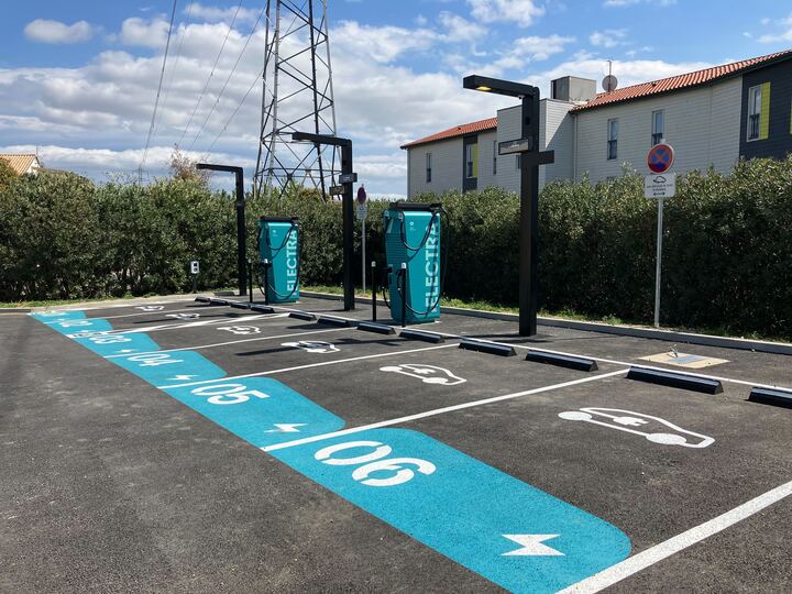 Foto 1 di Electra Charging Station