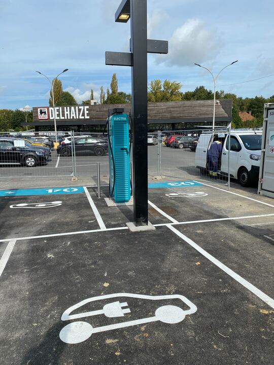 Foto 3 di Electra Charging Station