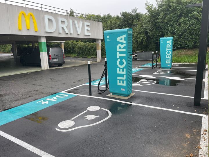 Foto 3 di Electra Charging Station