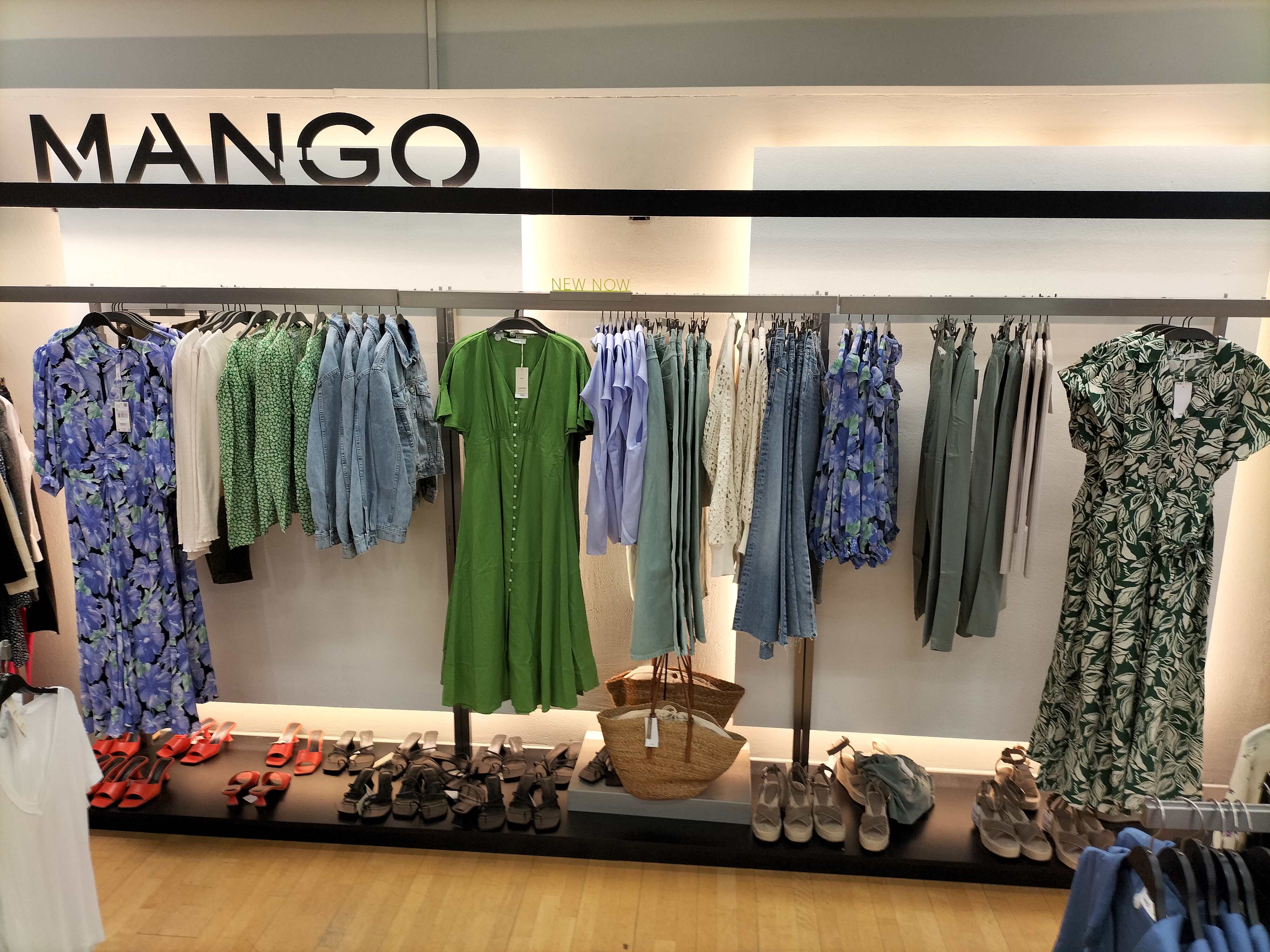 Foto 11 di MANGO