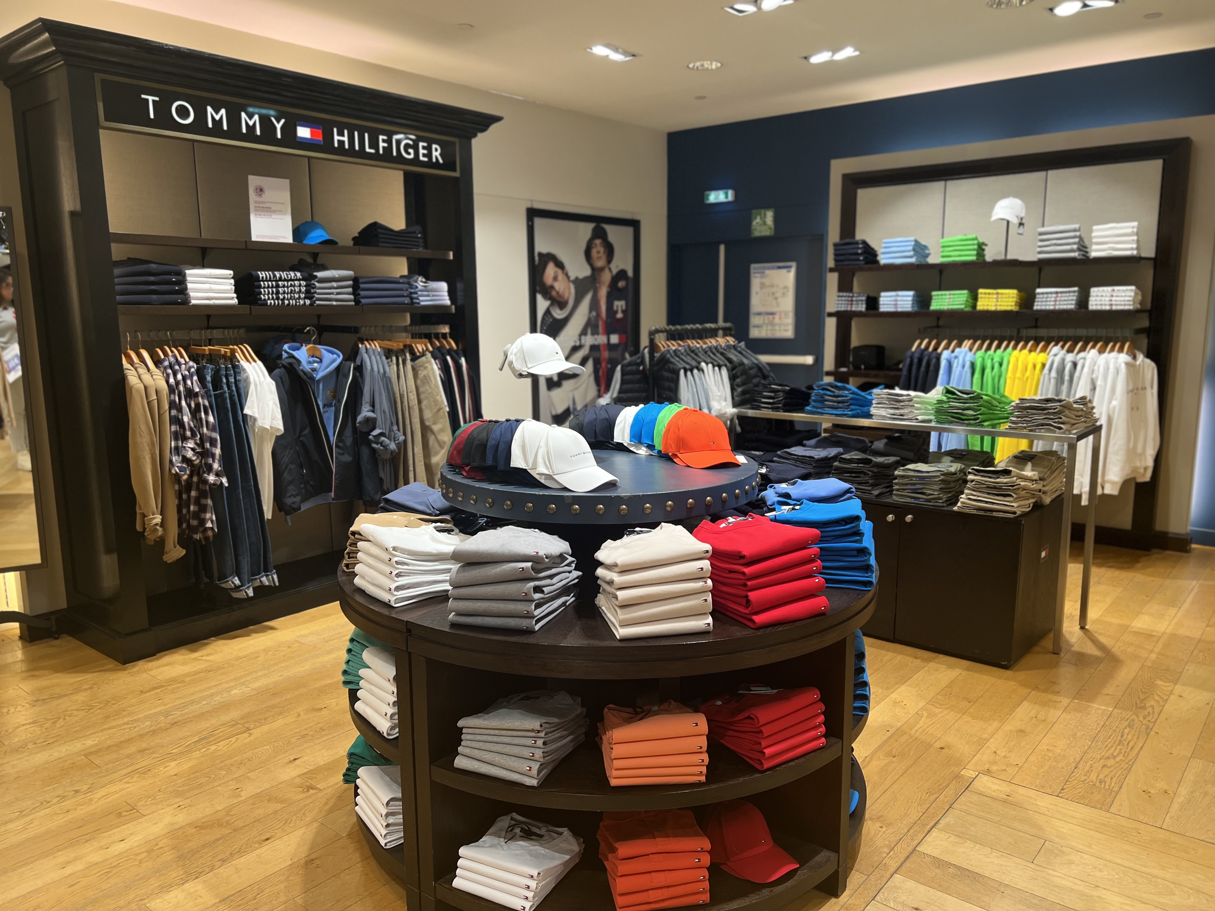 Foto 4 di Tommy Hilfiger