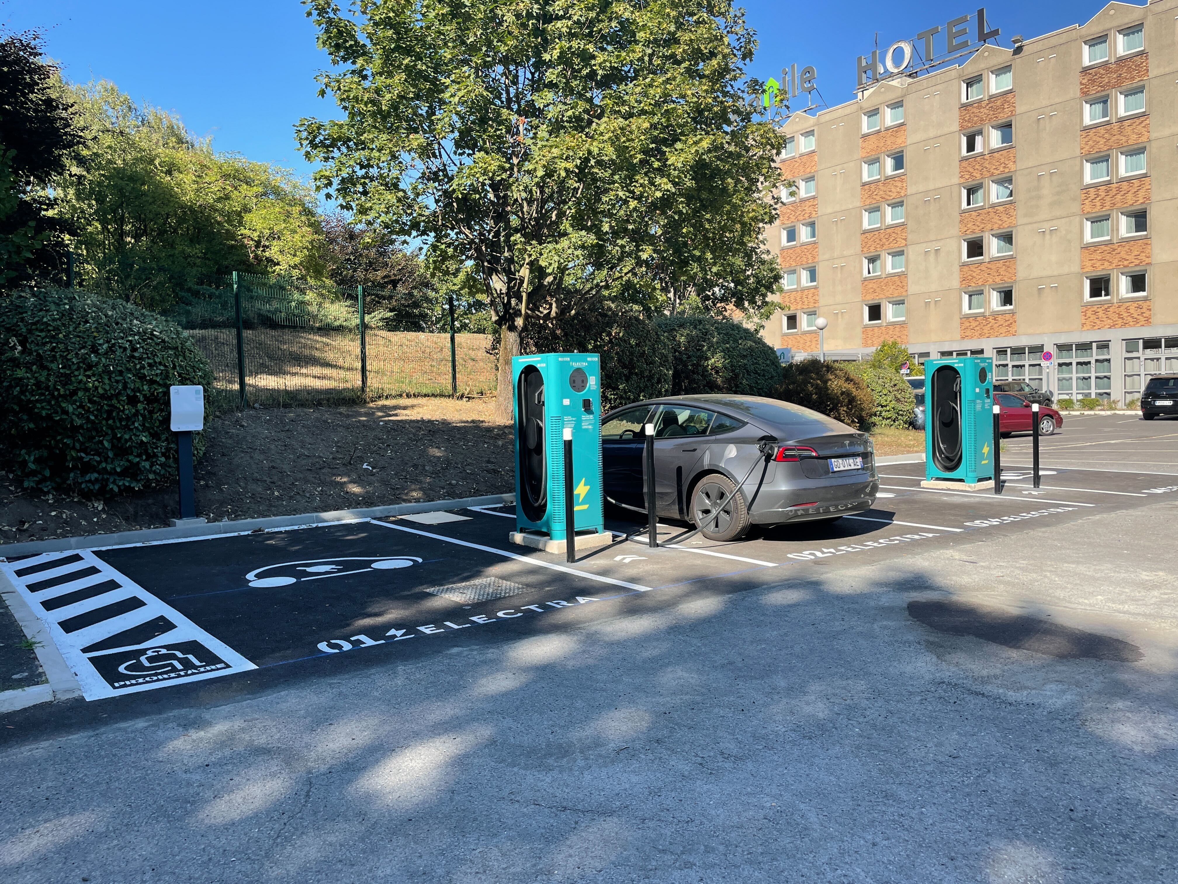 Foto 1 di Electra Charging Station