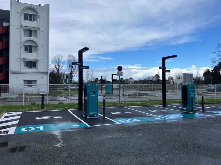 Foto 1 di Electra Charging Station