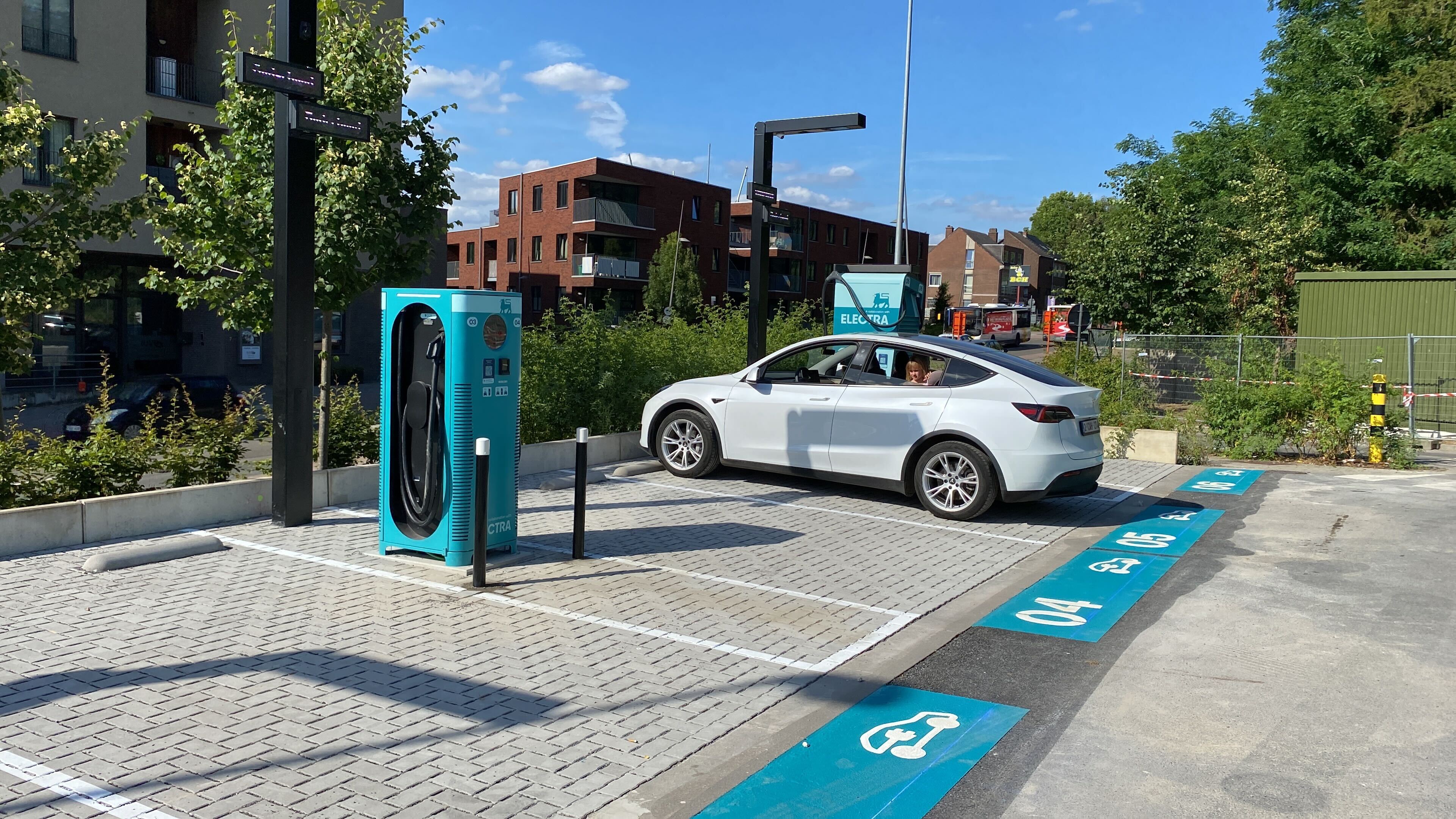 Foto 1 di Electra Charging Station