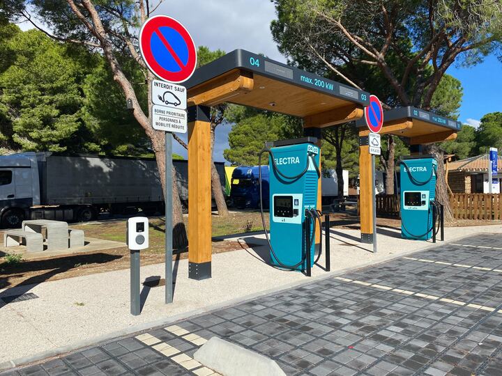 Foto 3 di Electra Charging Station