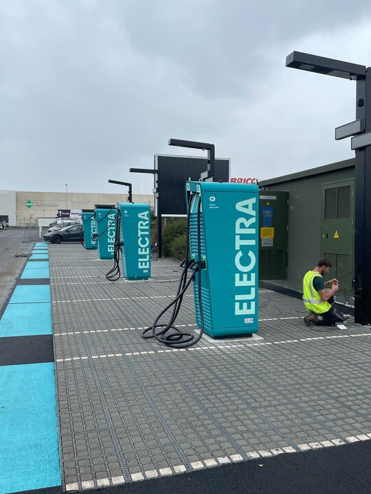 Foto 2 di Electra Charging Station