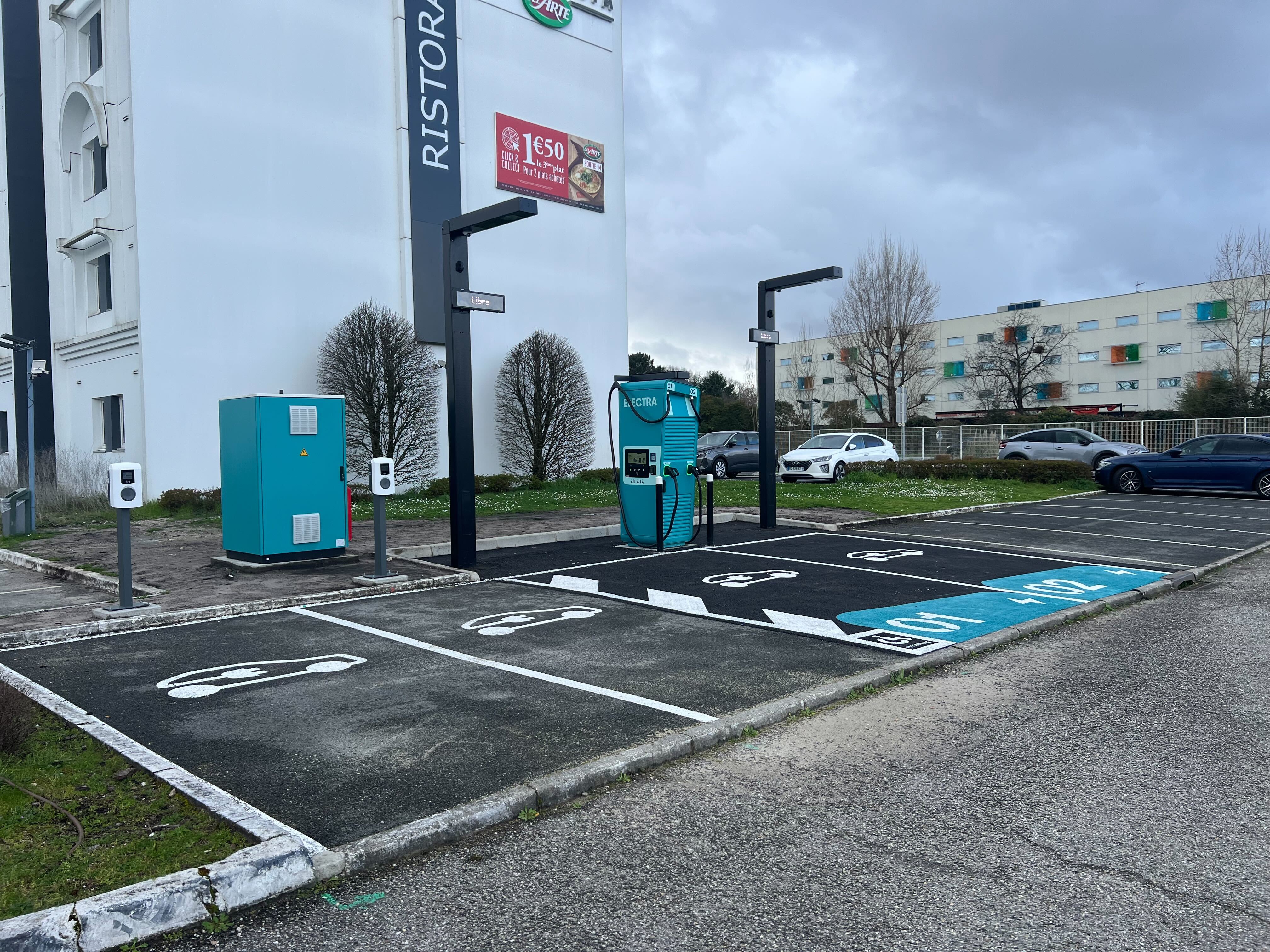 Foto 1 di Electra Charging Station