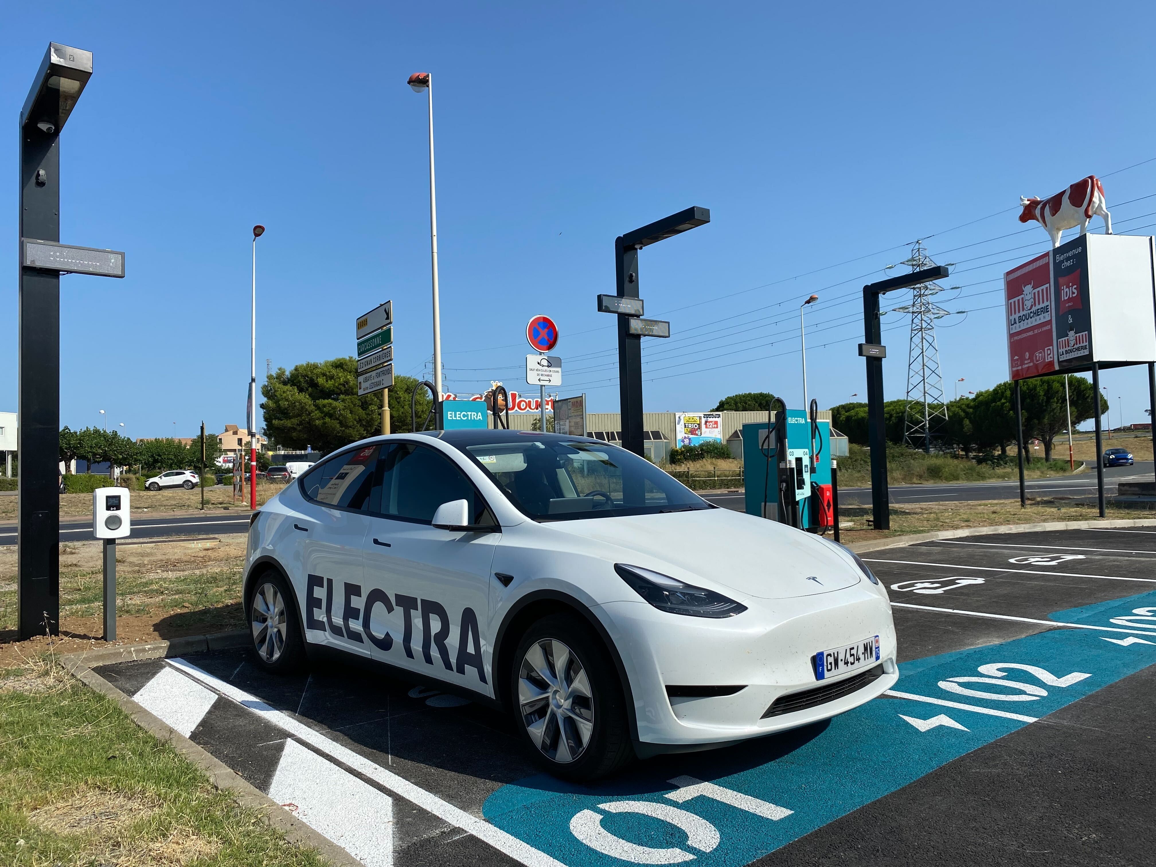 Foto 2 di Electra Charging Station