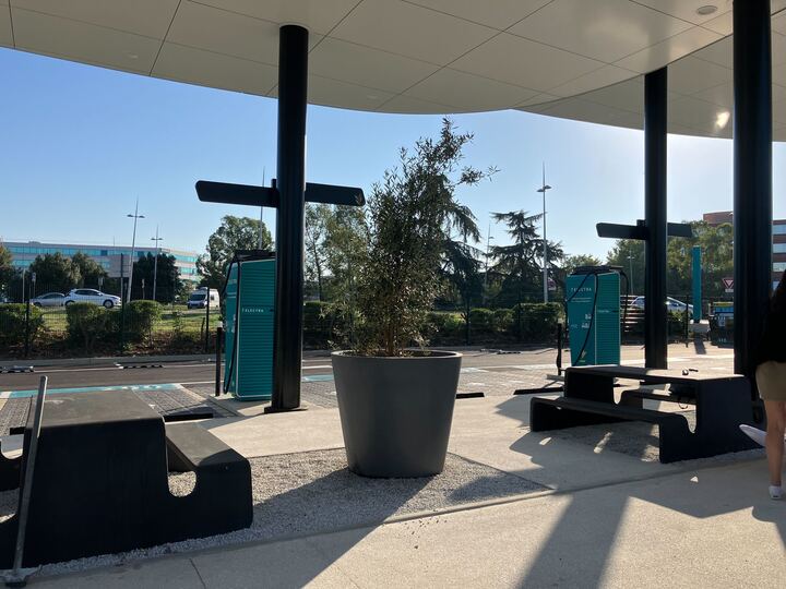 Foto 4 di Electra Charging Station