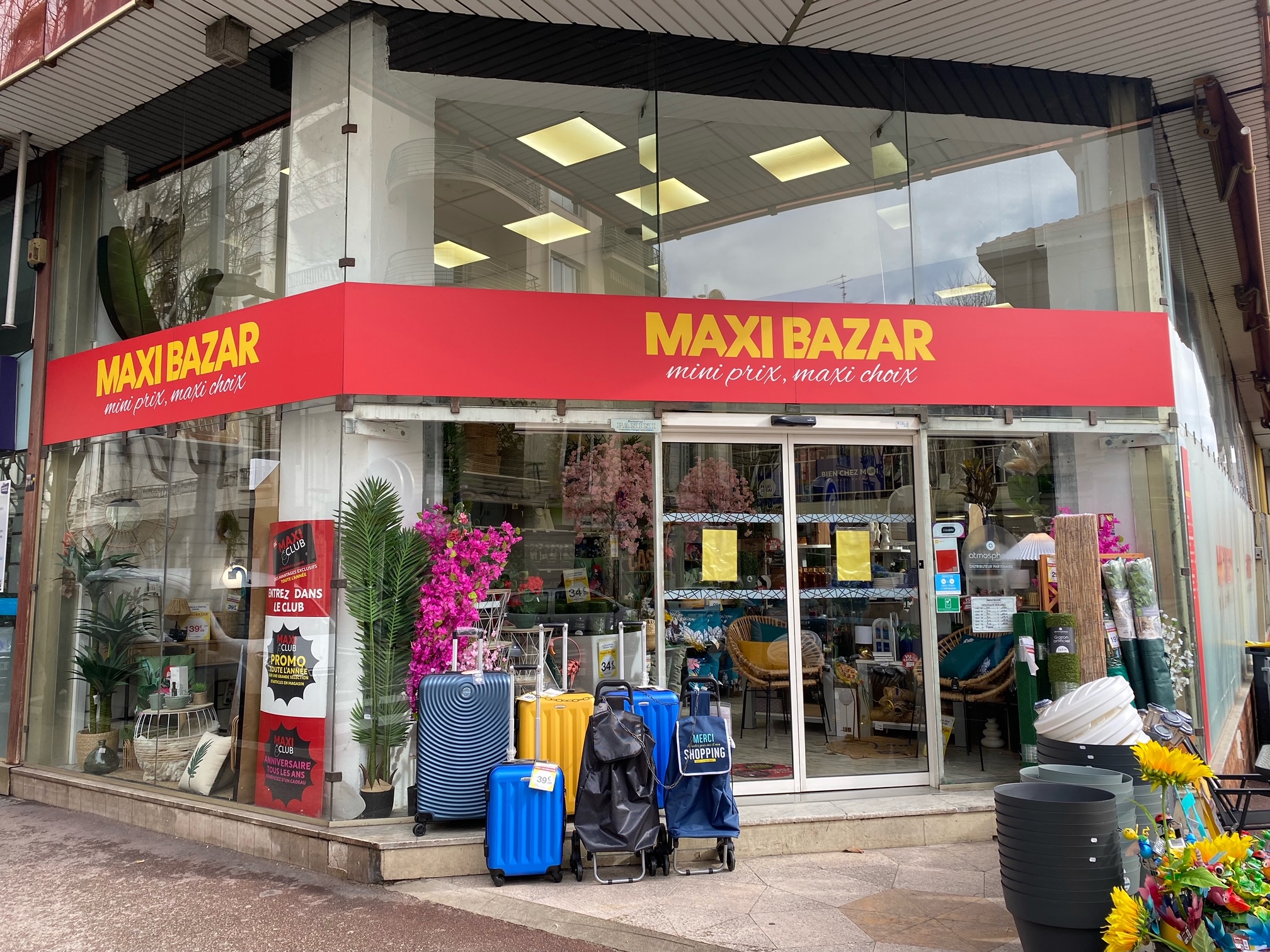 Foto 1 di Maxi Bazar