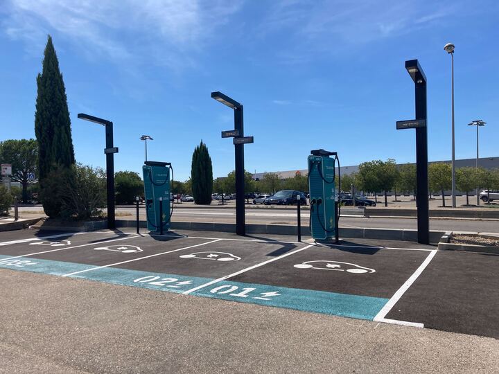 Foto 1 di Electra Charging Station