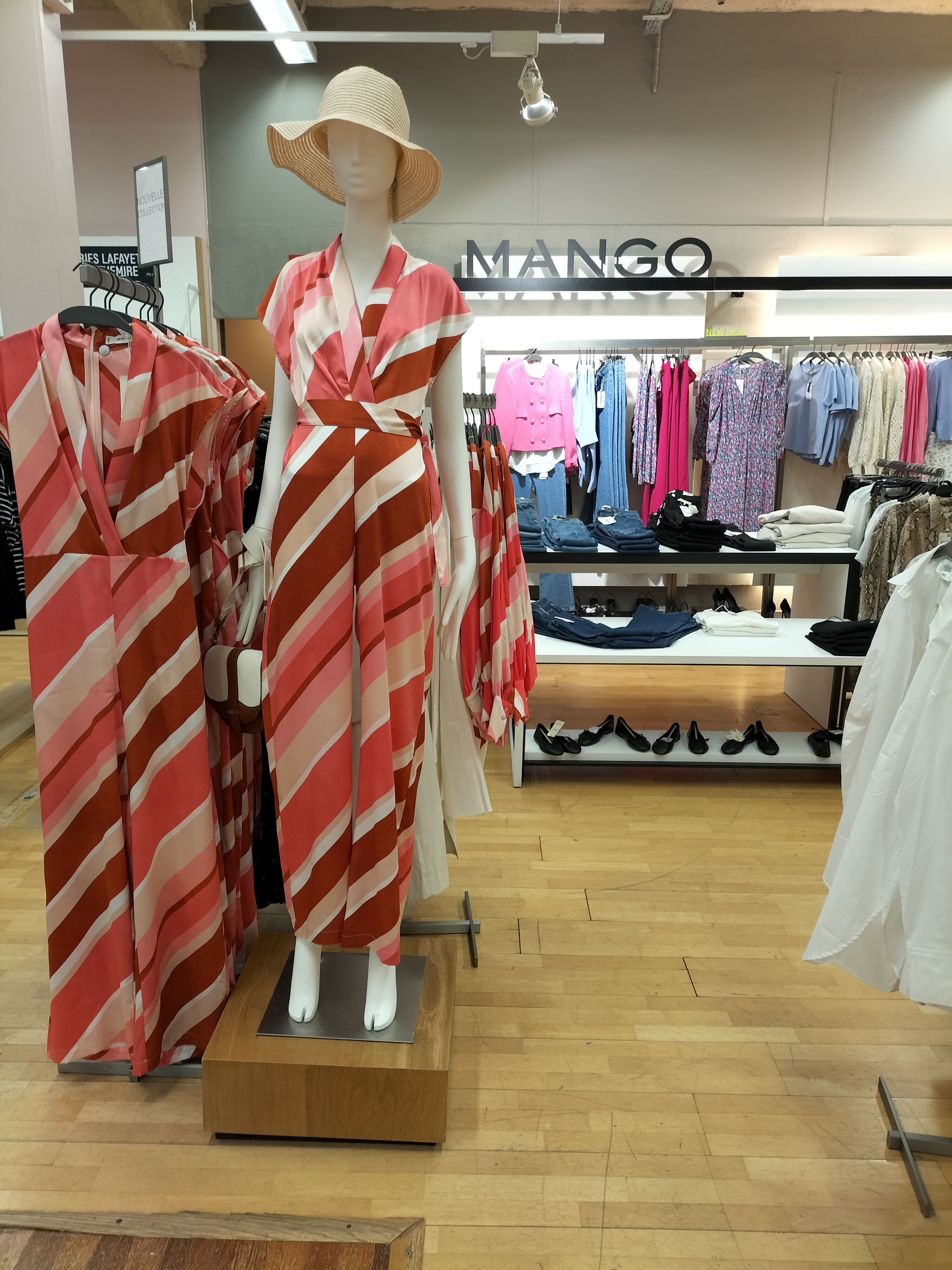 Foto 7 di MANGO