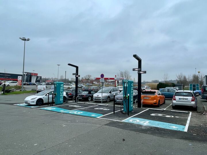 Foto 1 di Electra Charging Station