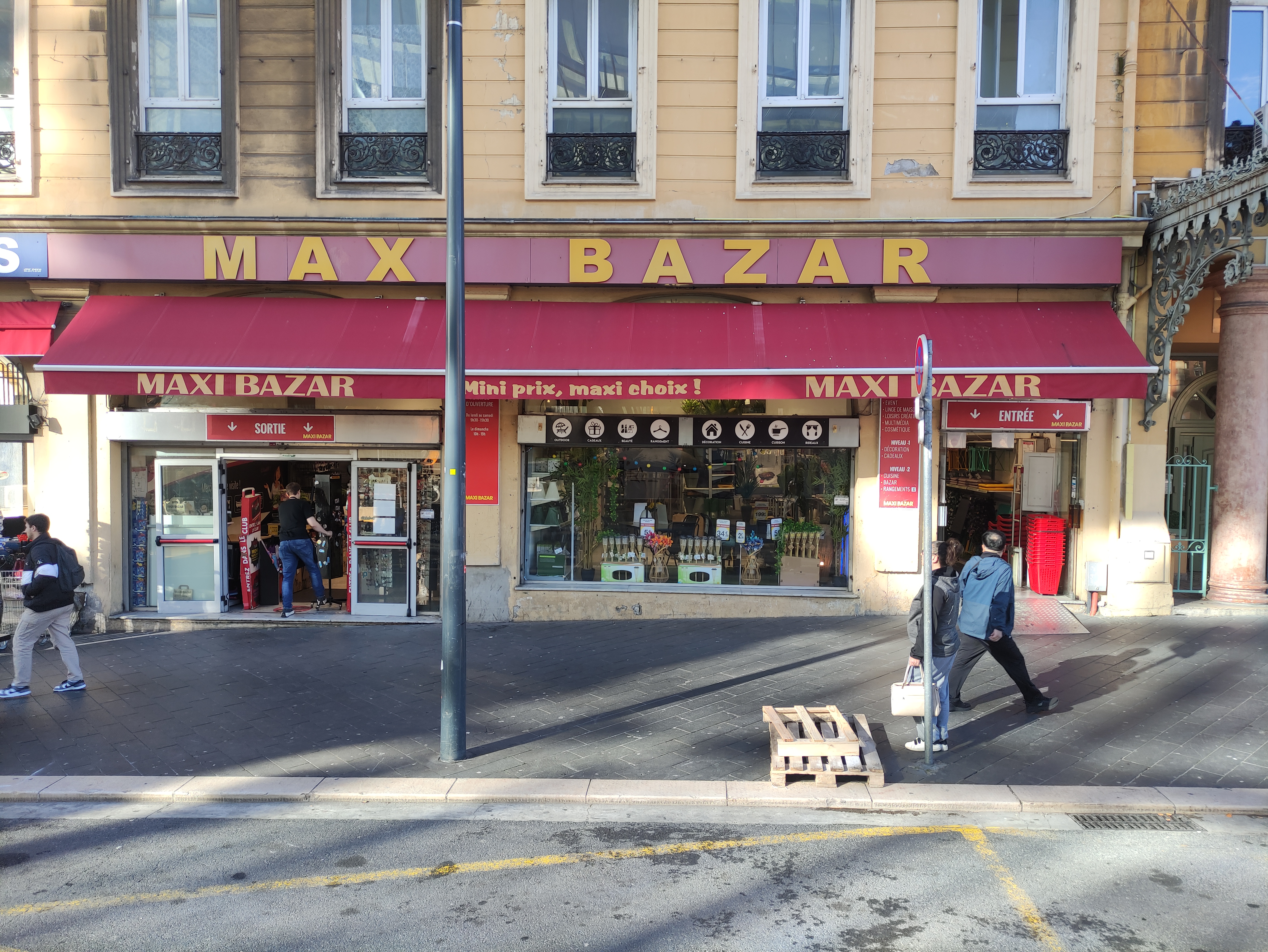 Foto 1 di Maxi Bazar