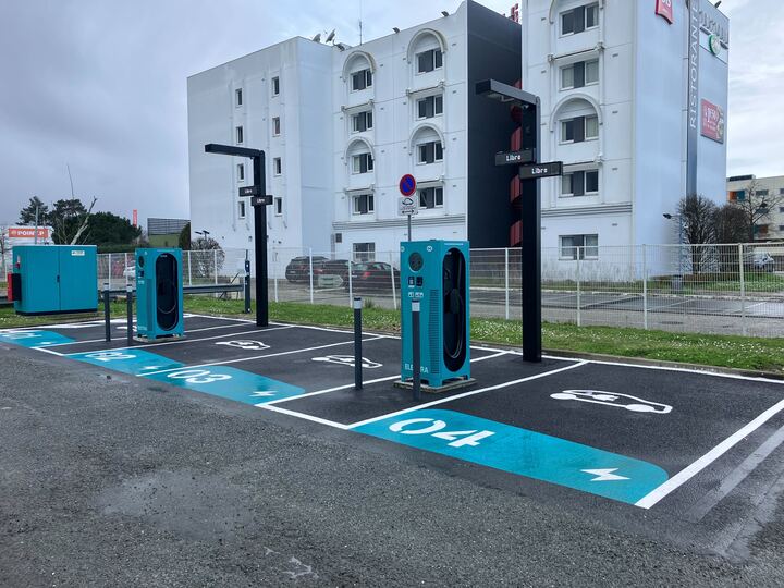 Foto 2 di Electra Charging Station
