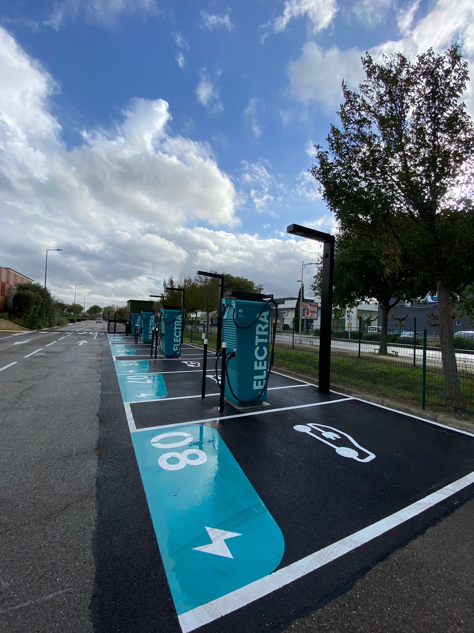 Foto 4 di Electra Charging Station