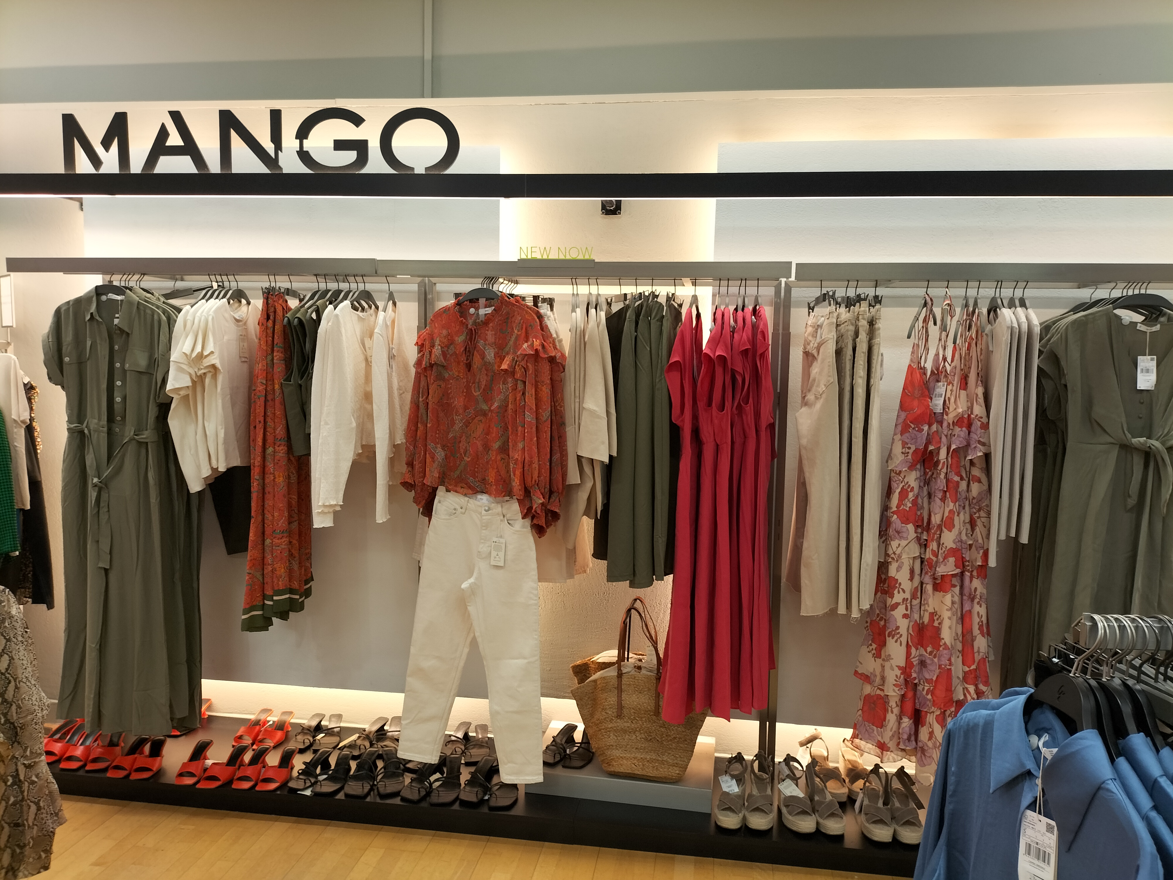 Foto 4 di MANGO