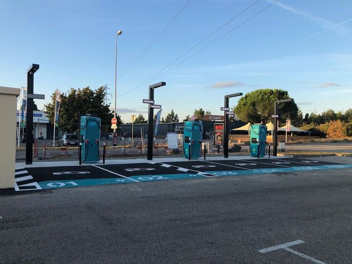 Foto 4 di Electra Charging Station