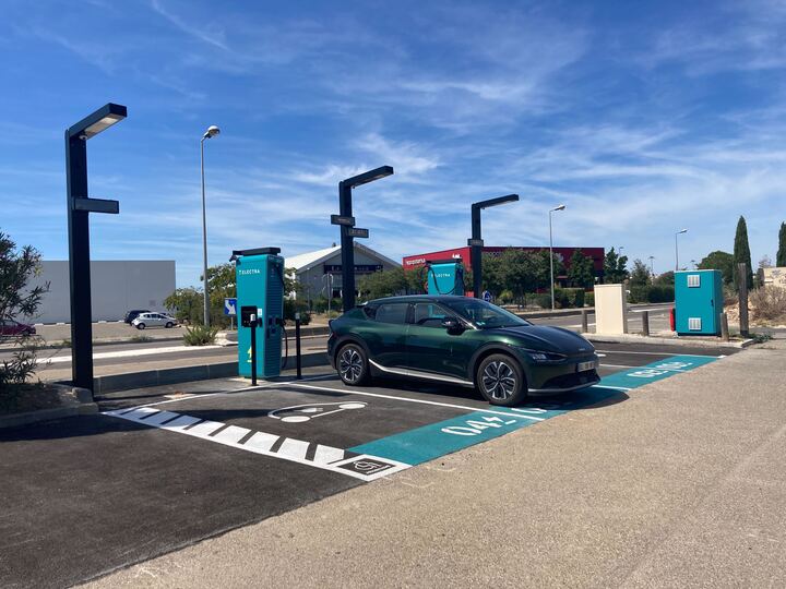 Foto 2 di Electra Charging Station