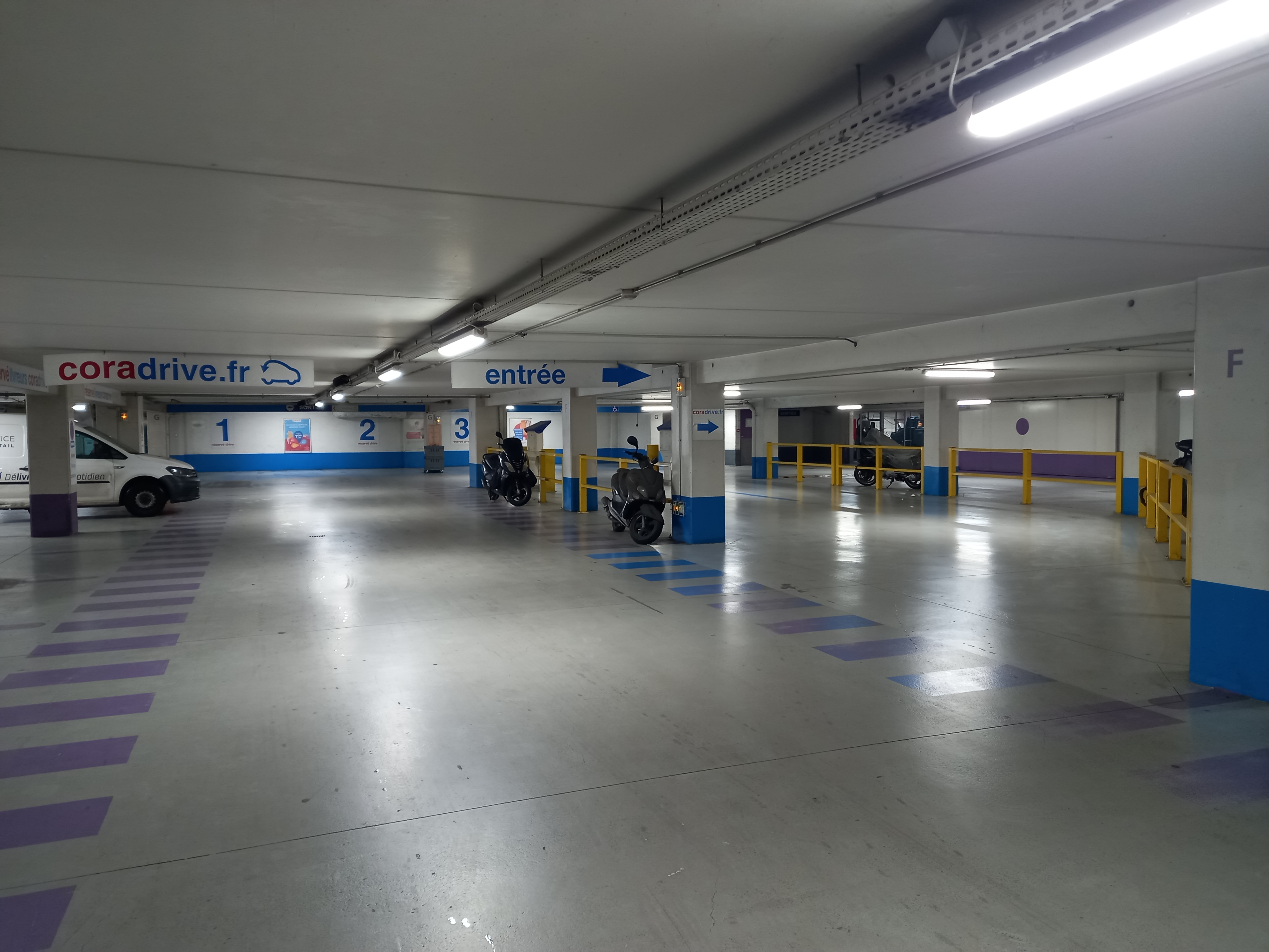 Foto 3 di Carrefour Drive