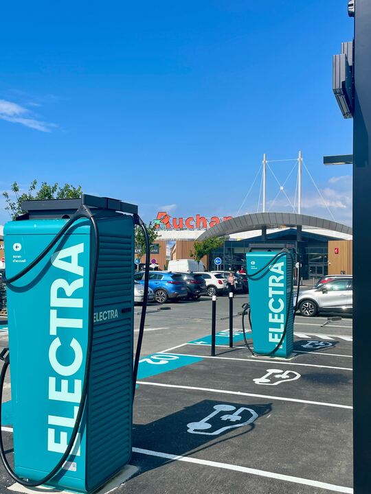 Foto 1 di Electra Charging Station