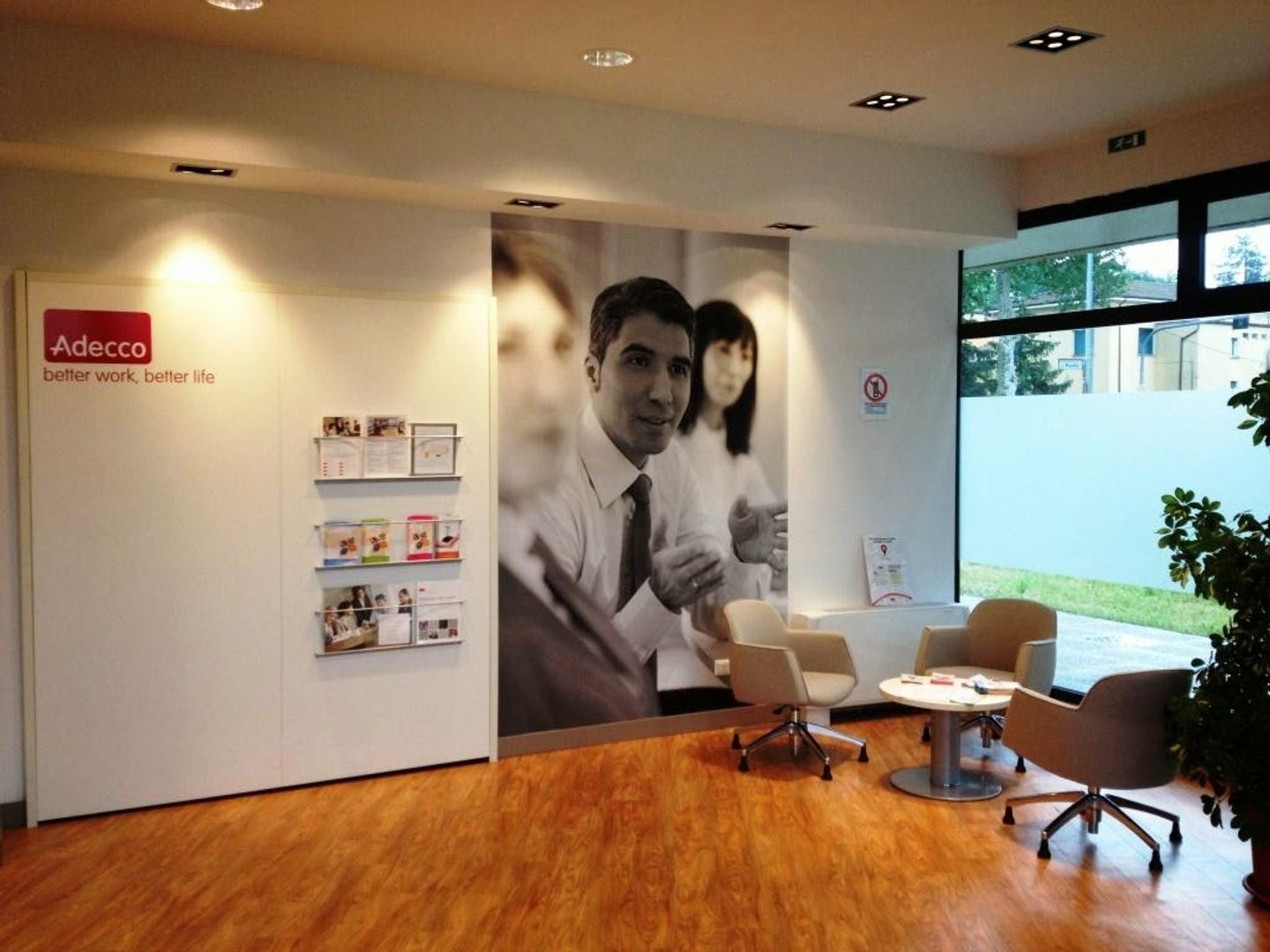 Foto 1 di Adecco