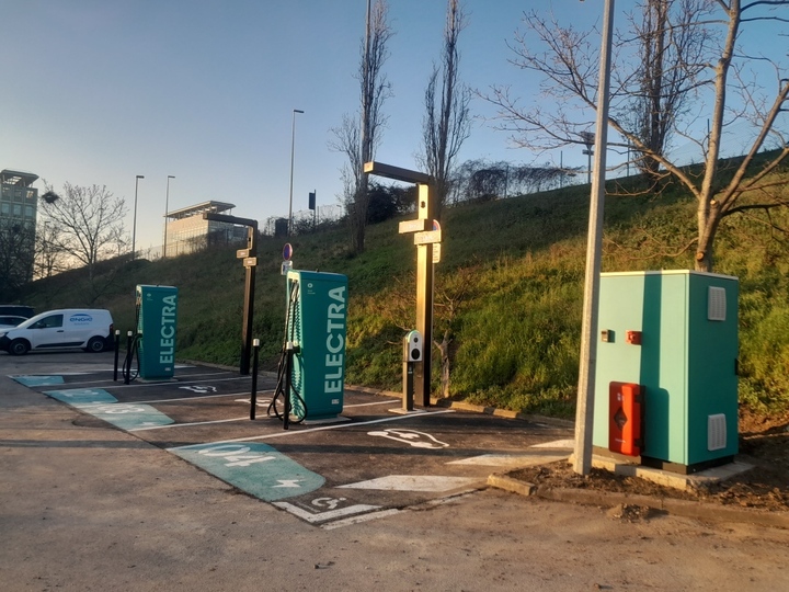 Foto 2 di Electra Charging Station