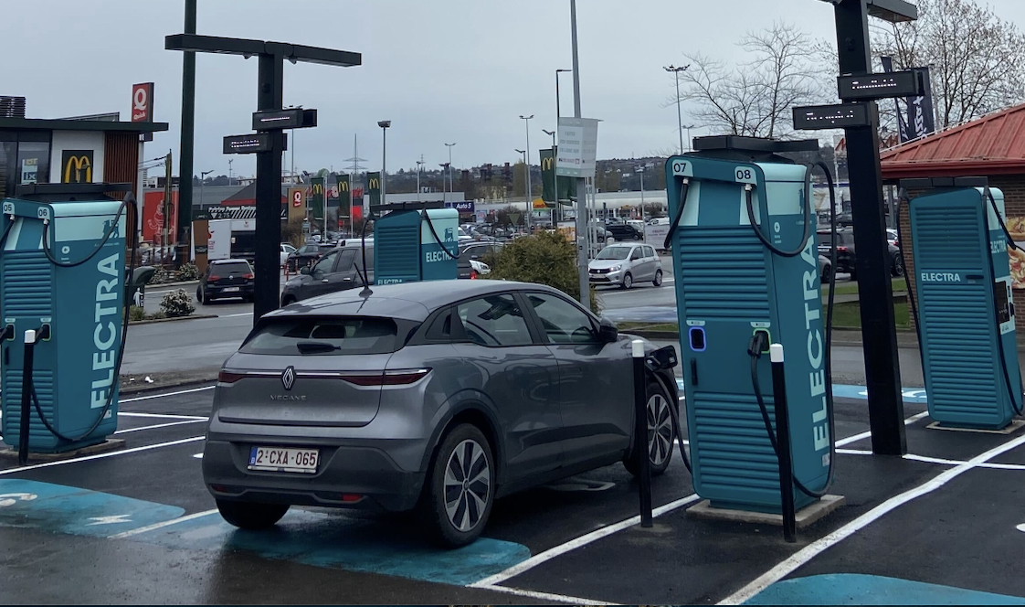 Foto 1 di Electra Charging Station