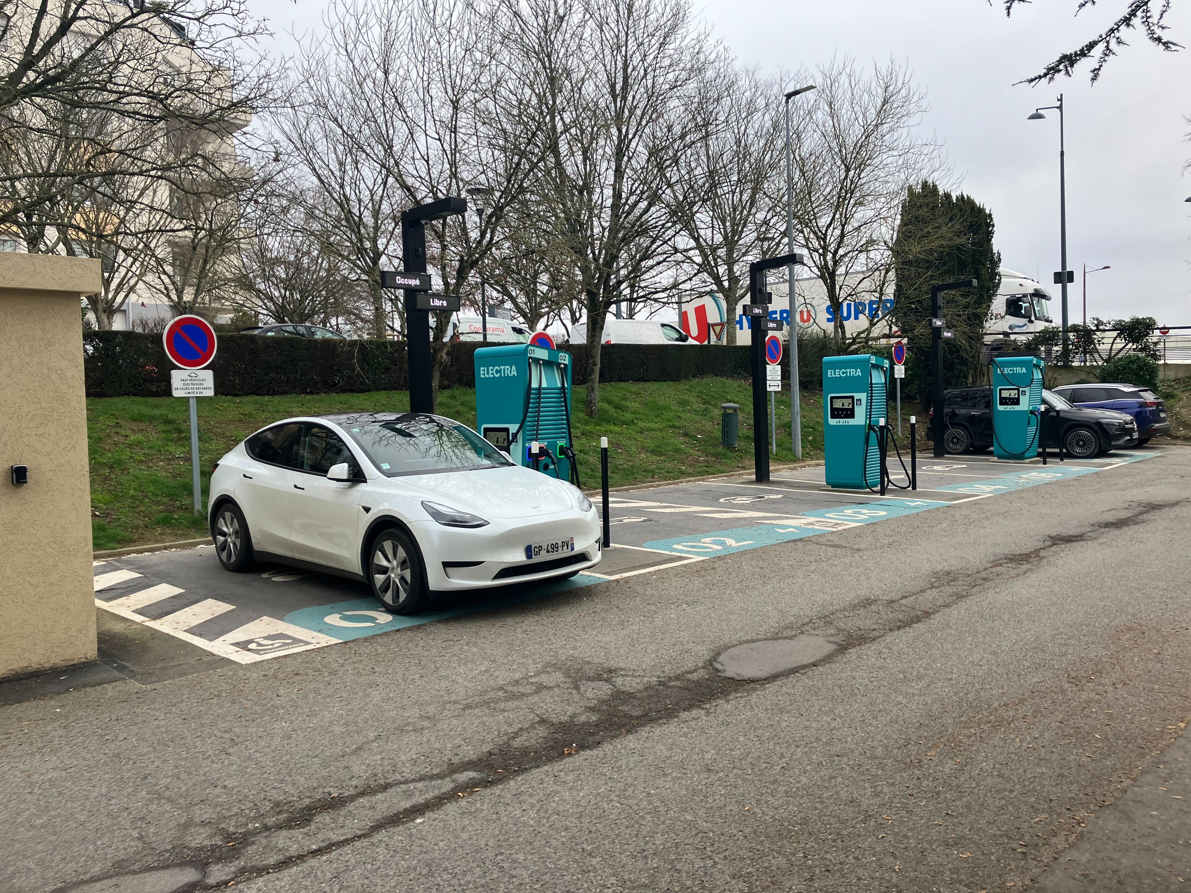 Foto 2 di Electra Charging Station