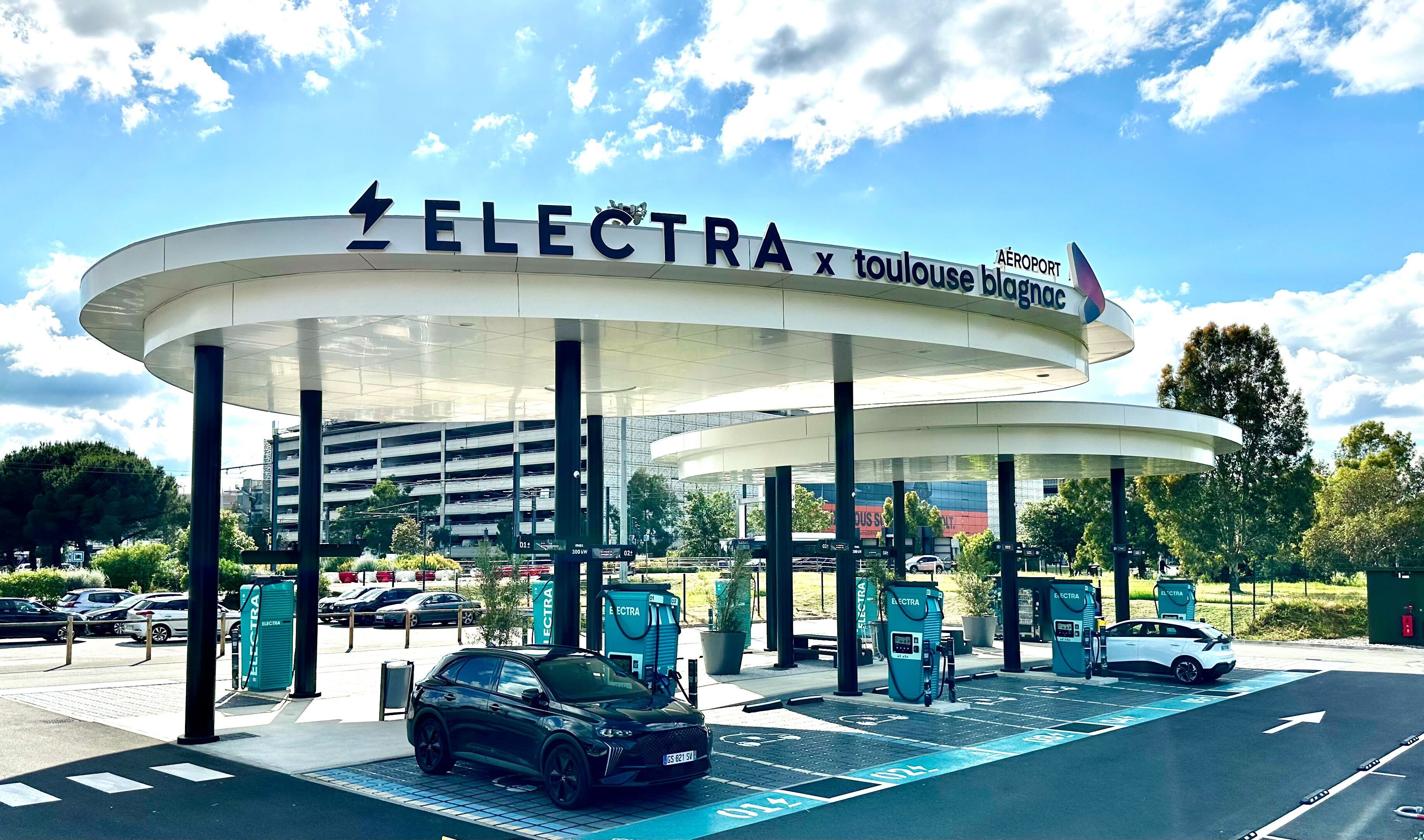 Foto 1 di Electra Charging Station