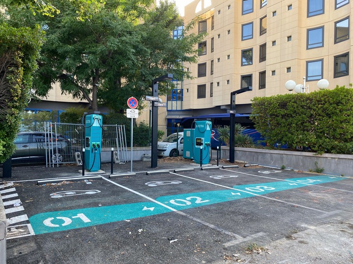 Foto 4 di Electra Charging Station