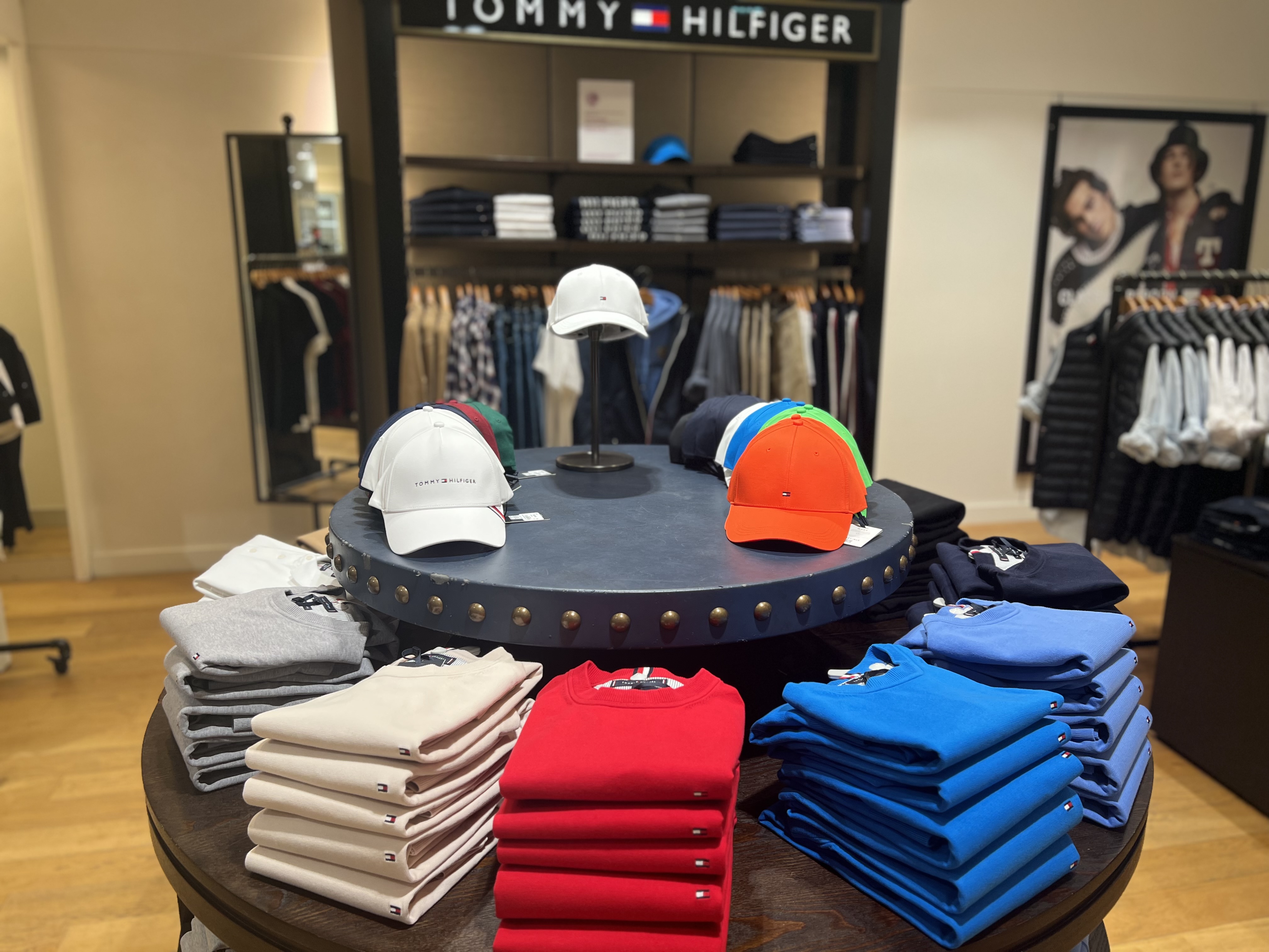 Foto 3 di Tommy Hilfiger