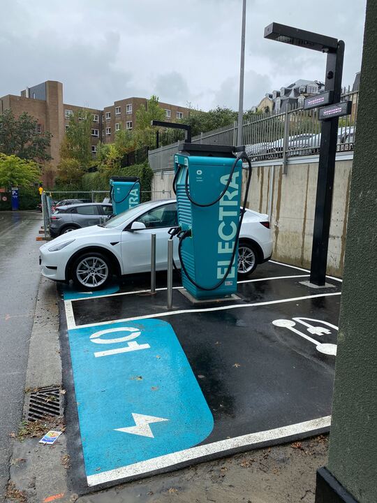 Foto 1 di Electra Charging Station